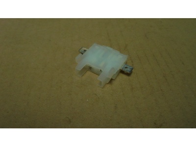 In-line fuse holder, spade fuse fitting