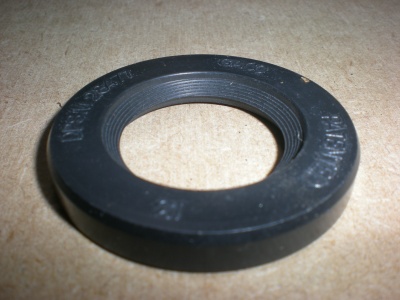Front oil seal to gearbox CL22476C