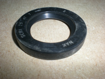 Pinion oil seal, 5 speed axle TR7/TR8