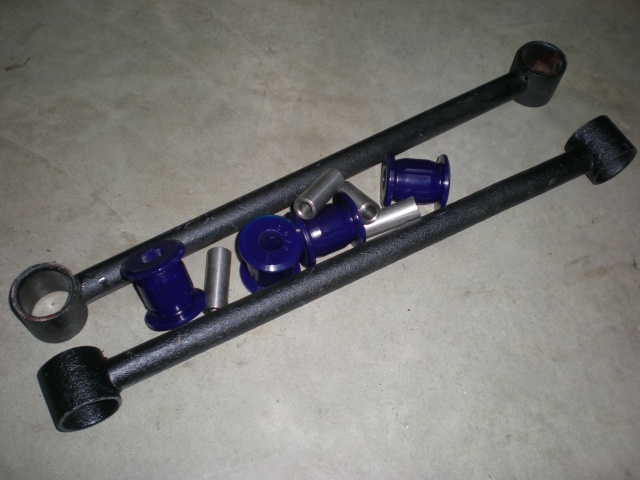 Pair rear tie bars fitted with polyurethane bushes TR7 (UKC703)